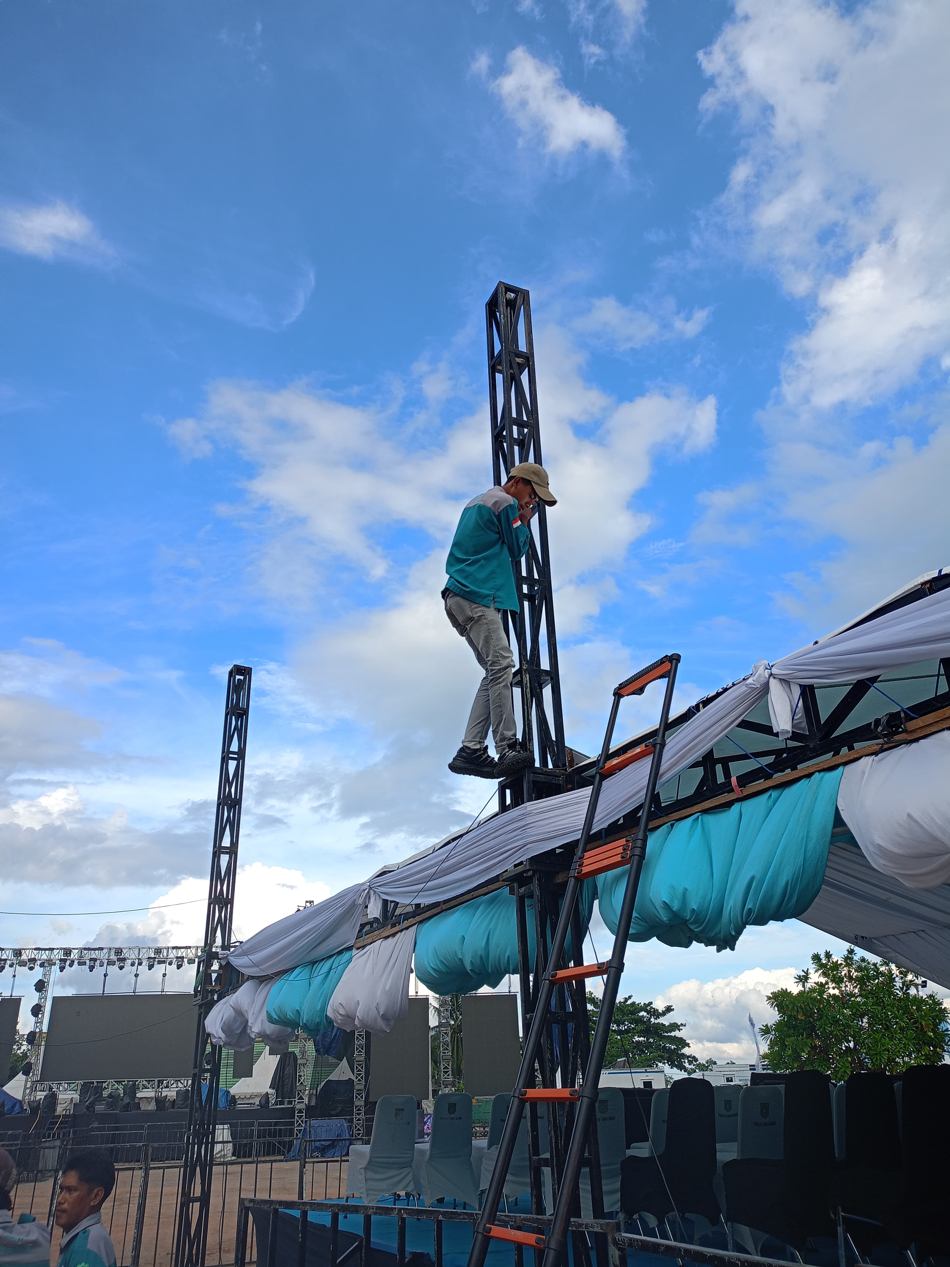 Pemasangan Jaringan Pesta Pantai